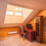 בקתה Iisland Uoma Lovely House And Sauna By The River *