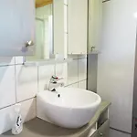 בקתה Iisland Uoma Lovely House And Sauna By The River