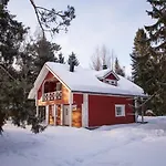 シャレー Iisland Uoma Lovely House And Sauna By The River