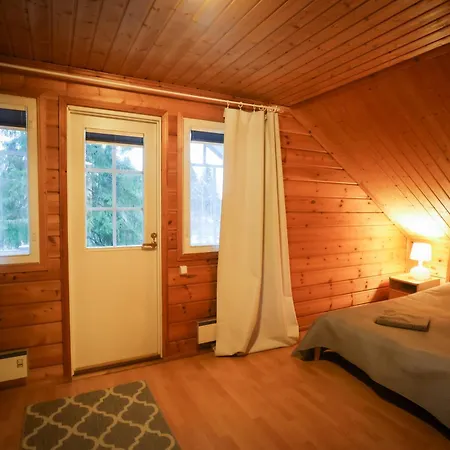 シャレー Iisland Uoma Lovely House And Sauna By The River