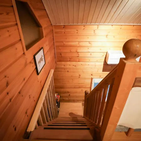 Iisland Uoma Lovely House And Sauna By The River 木屋 *