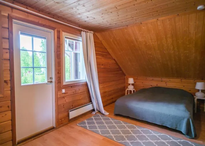 Dağ evi Iisland Uoma Lovely House And Sauna By The River Ii