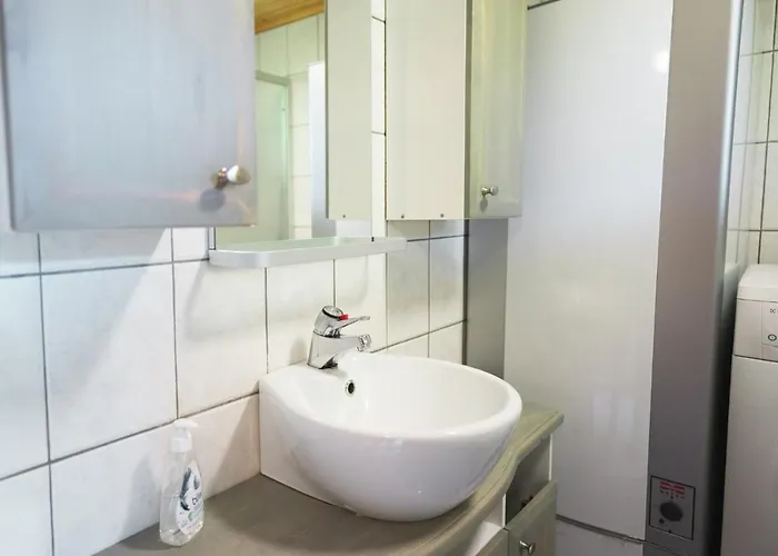 Dağ evi Iisland Uoma Lovely House And Sauna By The River