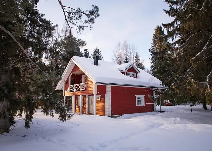 Dağ evi Iisland Uoma Lovely House And Sauna By The River