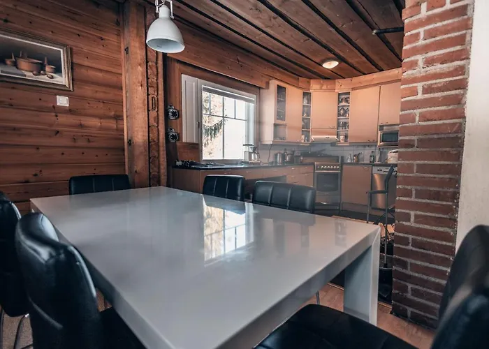 Iisland Uoma Lovely House And Sauna By The River 木屋 *